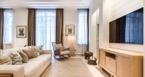 Здоровенный особняк с комнатой для шуб и восемью спальнями продают на Рублевке за 47 млн евро