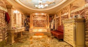 Новогодний дворец с мужчинами-вазами продают за 180 млн рублей в Москве