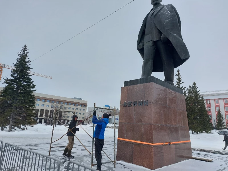 Реставрация памятника Ленину в Барнауле