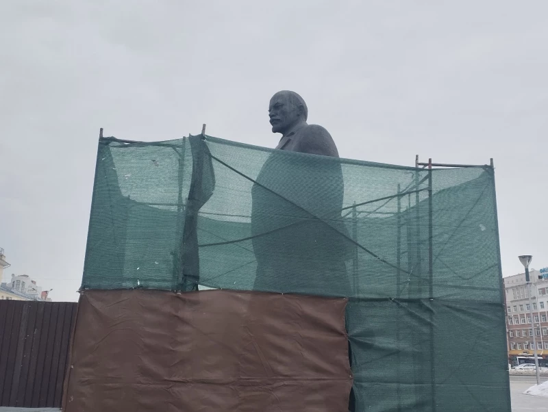 Реставрация памятника Ленину в Барнауле