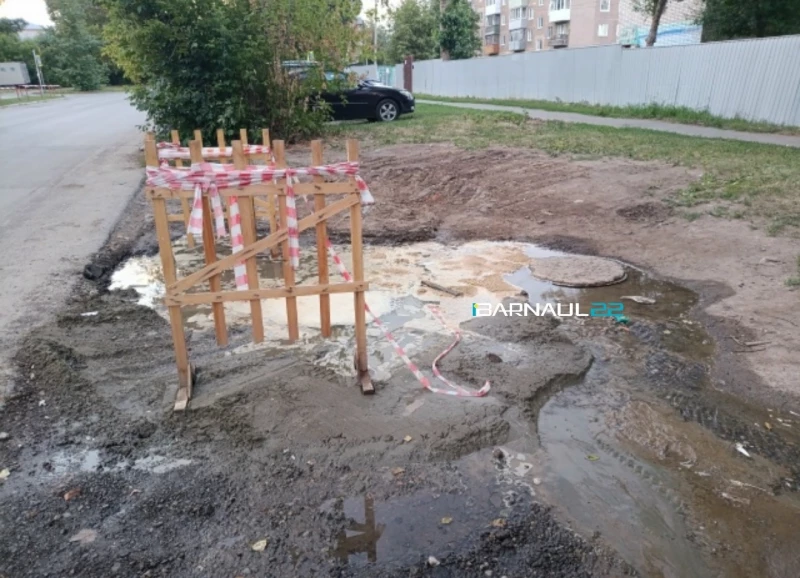 Течь на парковке в Барнауле не устраняют