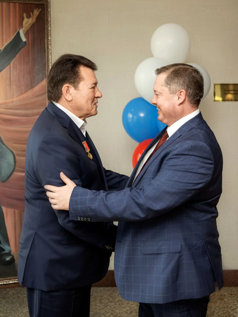Награждение главы «Ренессанс Косметик»
